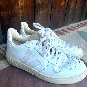 (SOLD) Veja V-12 size 8